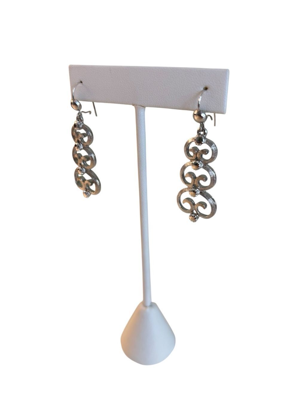 Beautiful Vintage Monet Dangling Filigree Brushed Silver Toned Earrings. - Picture 3 of 6